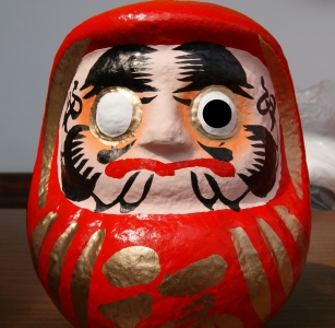 だるまさんの目はどちらから入れるのですか
